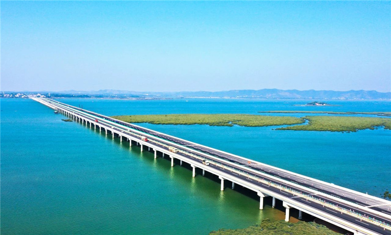 蘭州至?？诟咚俟窂V西欽州至北海段改擴建工程鐵山港跨海特大橋.jpg